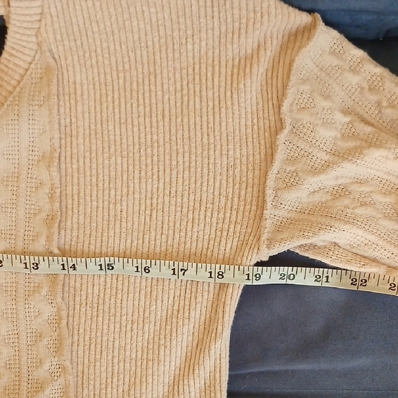 Women's Textured V-Neck Cream Sweater With Opened Back - Small - Picture 3 of 6